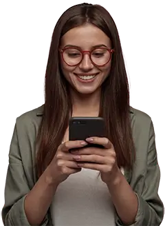 Mulher segurando o celular